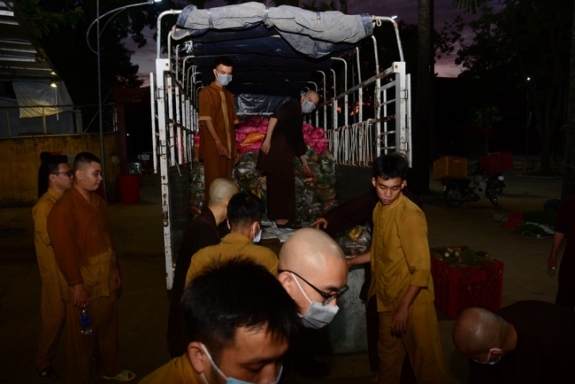 Chùa Hoằng Pháp: Tiếp tục hỗ trợ người dân khó khăn trong đại dịch Covid (đợt 8)